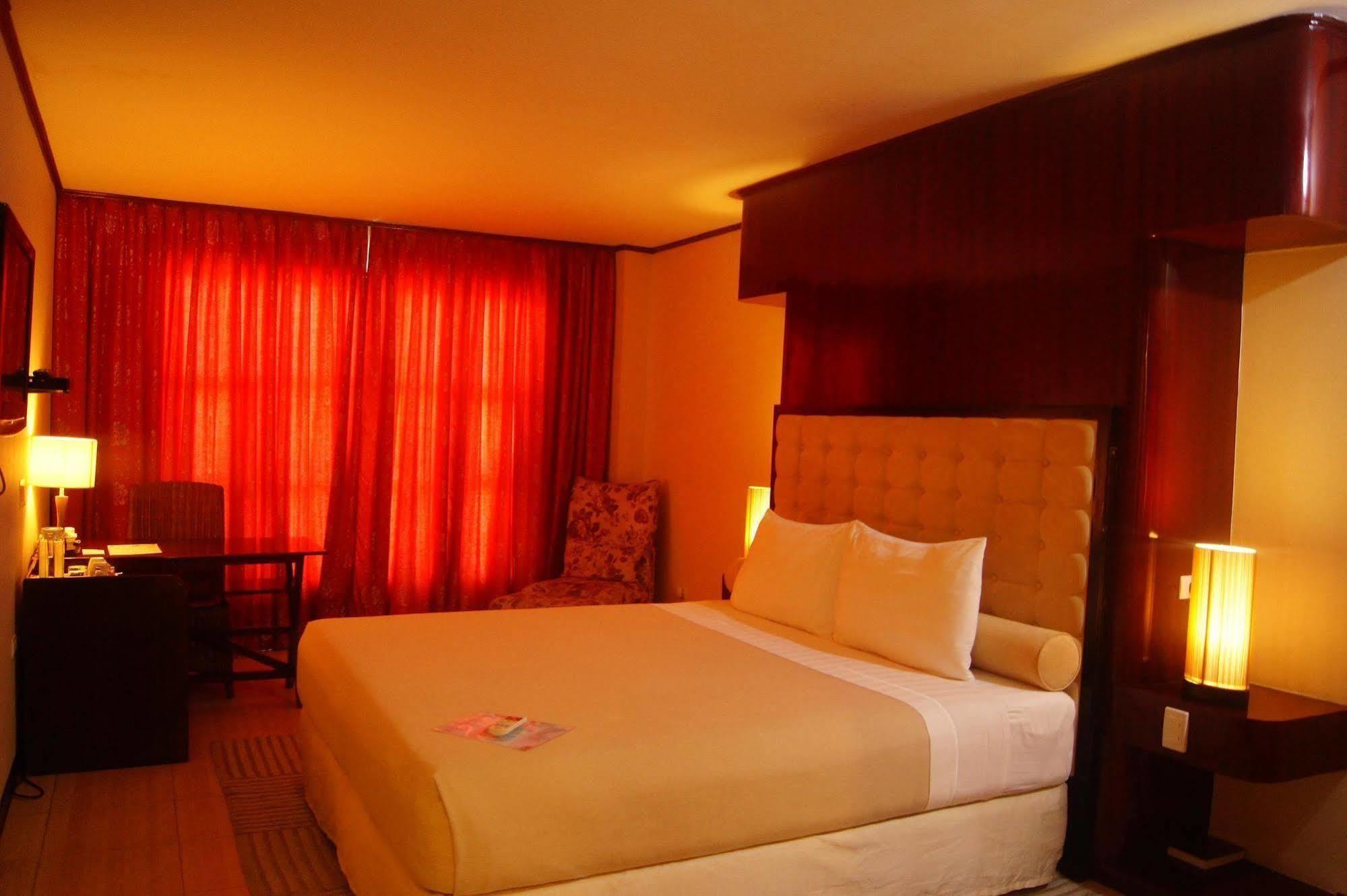 Dulcinea Hotel And Suites Lapu-Lapu City Exterior foto