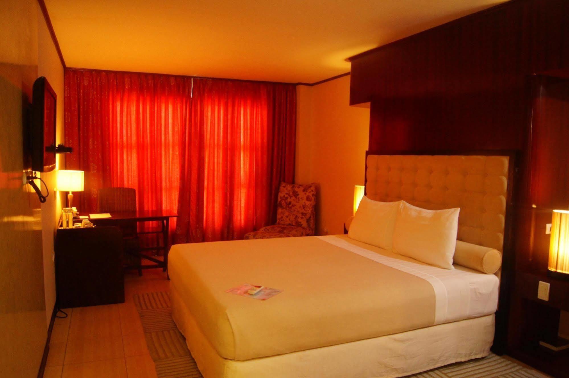 Dulcinea Hotel And Suites Lapu-Lapu City Exterior foto